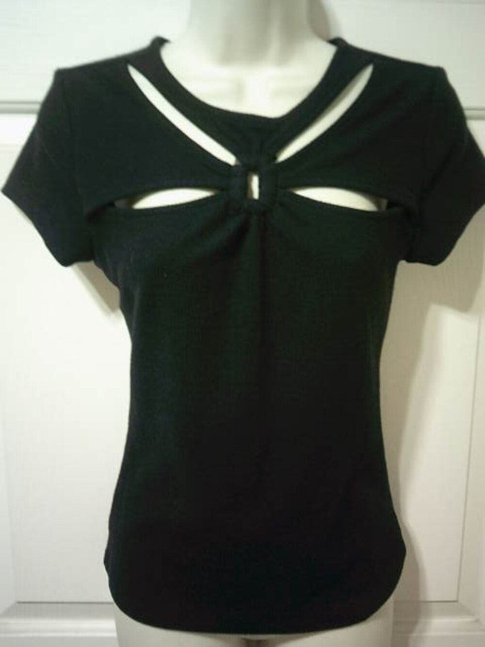 CUTE WOMEN'S RED BY BKE BUCKLE BLACK KNIT SS TOP CUTOUTS DESIGN SPANDEX SIZE S